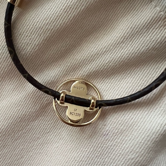 Louis Vuitton Pearl Flower Bracelet - Picture 4 of 12